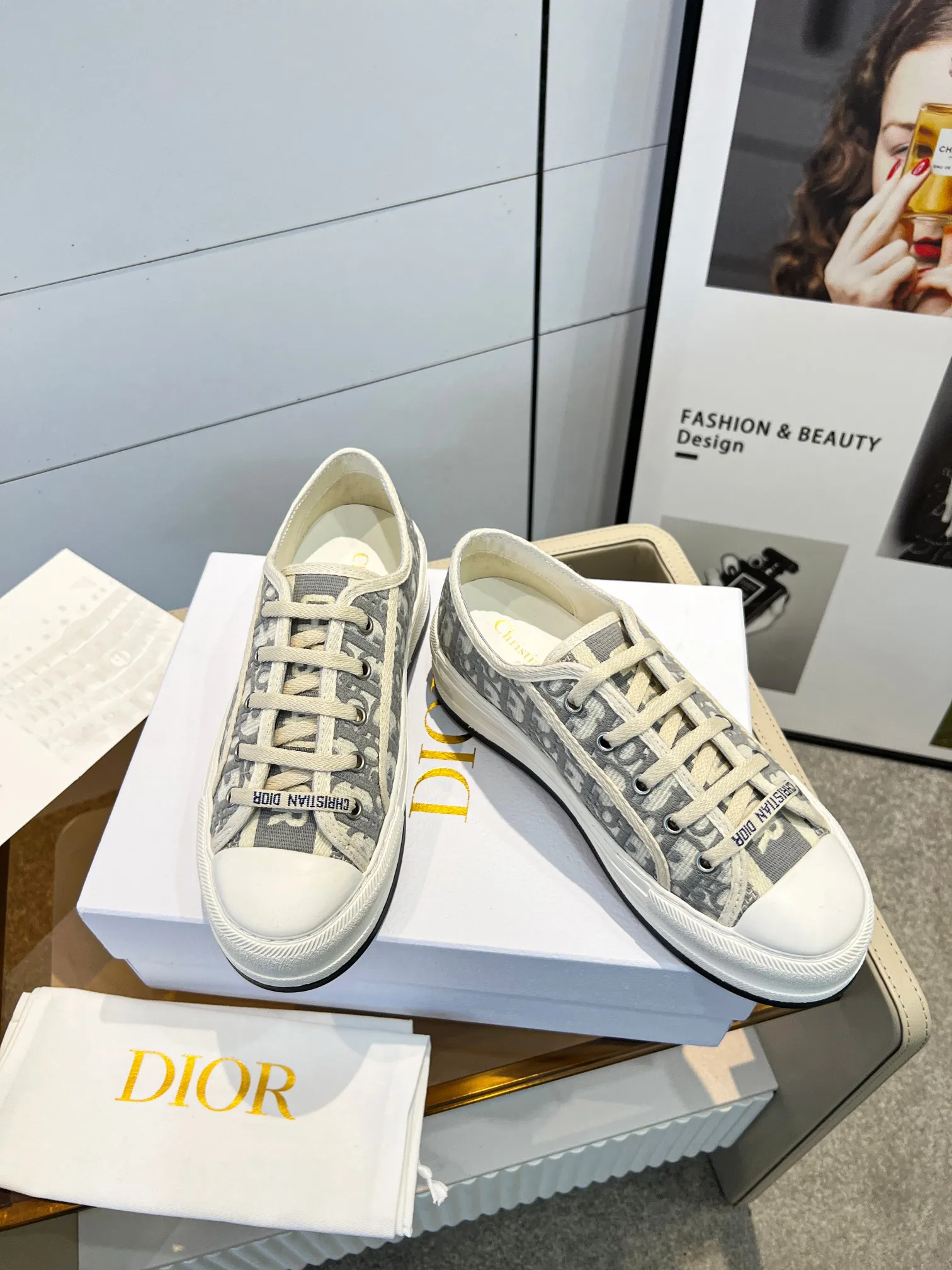 👟👟Ex-factory price 520👟👟 Dior Dior's latest spring and summer catwalk style casual thick-soled cloth shoes. It is hard to find one shoe in the counter. Jin Zhixiu has the same style with many Internet celebrities. The fried chicken on the feet is versatile, authentic Taikoo Hui purchase and development. High-end customized upper material, 3D electric embroidered three-dimensional cloth surface, the outsole is perfectly reproduced, the foot feels very comfortable, the original full set of packaging code number 35-40 (41 customized)